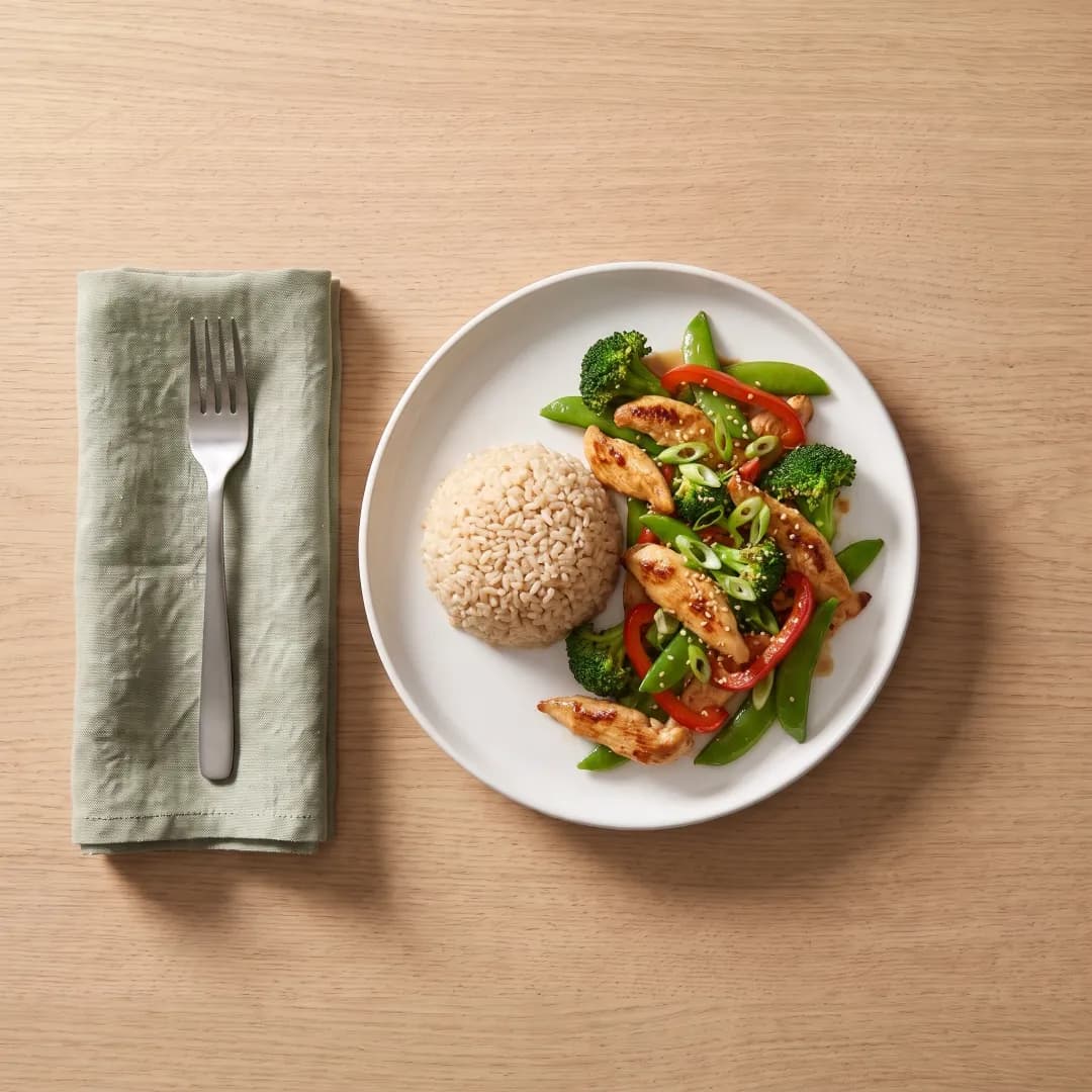 Chicken stir fry with broccoli and brown rice